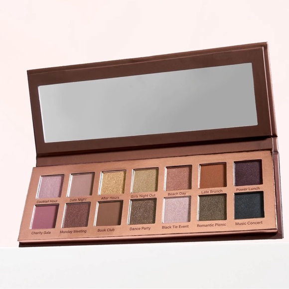 Best Dressed Eyeshadow Palette - Picture 2 of 5